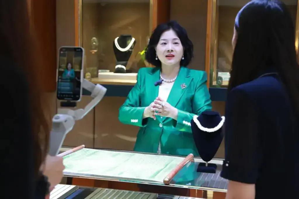 “珍珠女王”白如芳逝世,现场制作珍珠项链曾让撒切尔夫人赞不绝口