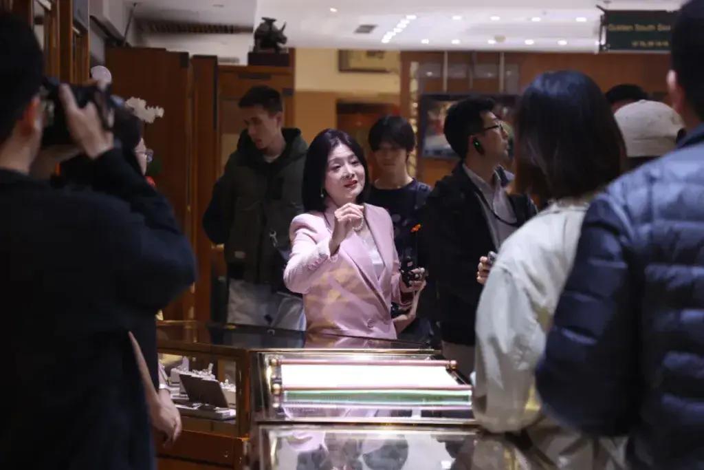 “珍珠女王”白如芳逝世,现场制作珍珠项链曾让撒切尔夫人赞不绝口